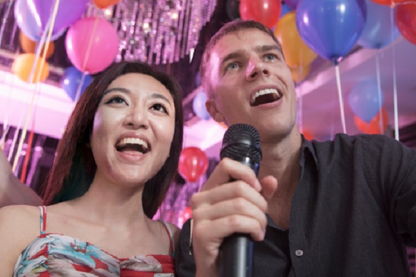 coppia fa karaoke