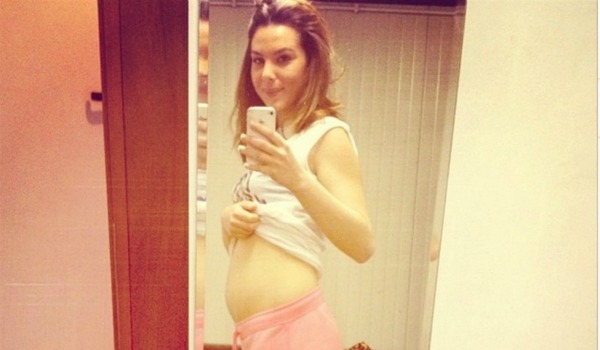 Micol Olivieri incinta a 21 anni, difende la sua gravidanza