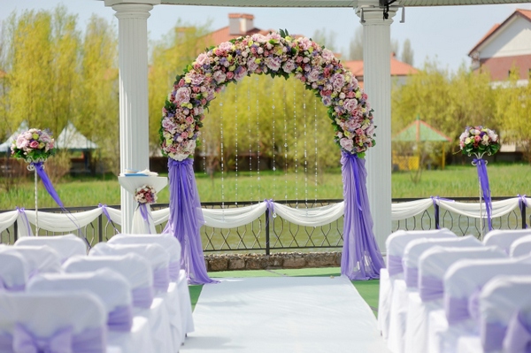 arco di fiori per matrimonio all'aperto