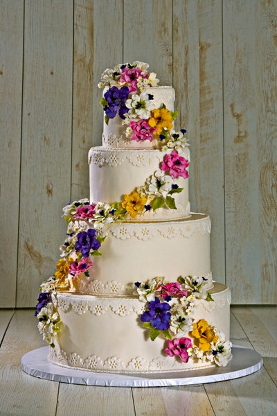 Cake topper originali per una torta di nozze da sogno