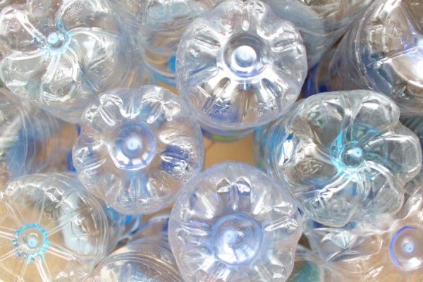 Illuminare la casa con le bottiglie di plastica riciclata