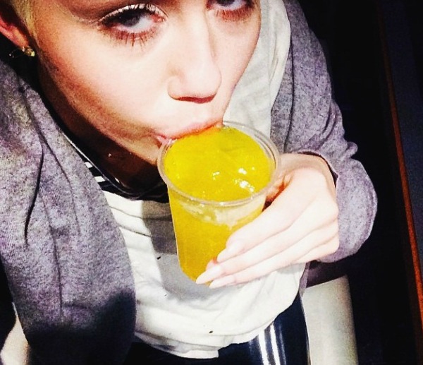 Miley Cyrus si scatena tra vodka e rap