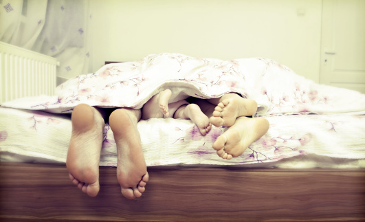 bambini letto genitori
