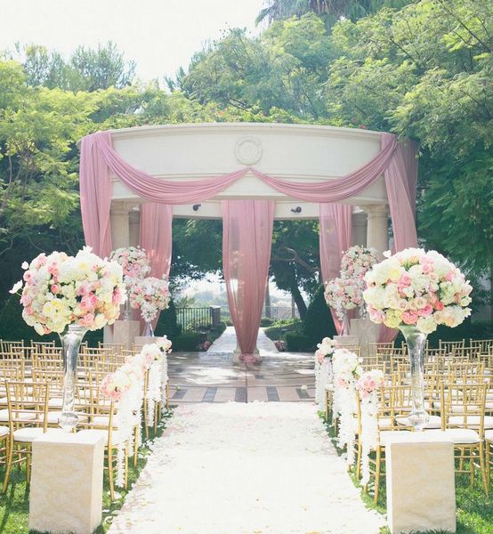 Decorazioni floreali per un matrimonio in chiesa