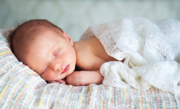 Come monitorare il ritmo sonno e veglia nei neonati di tre settimane