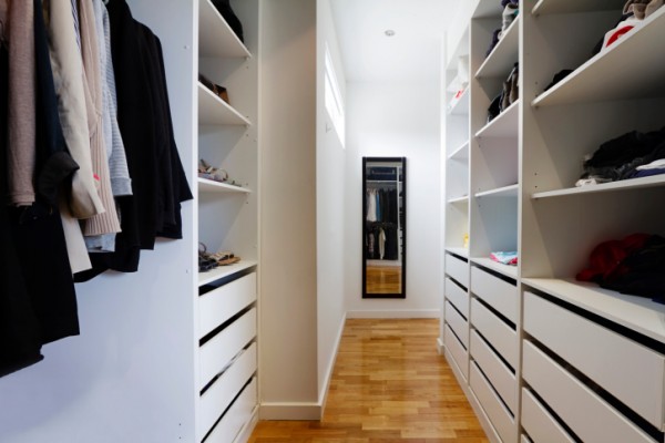 Idee per organizzare i vestiti nell'armadio