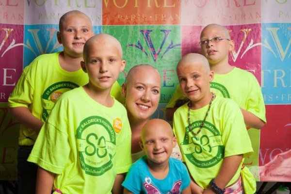 46 mamme rasate per solidarietà con i figli malati di cancro