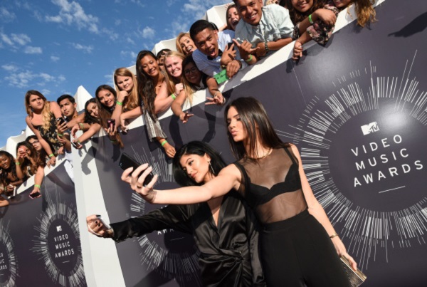 Kendall e Kylie Jenner, icone di stile in total black