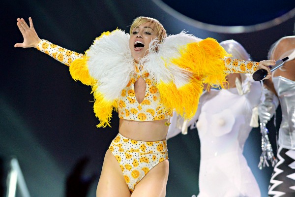Miley Cyrus: twerking con la bandiera messicana, rischia il carcere