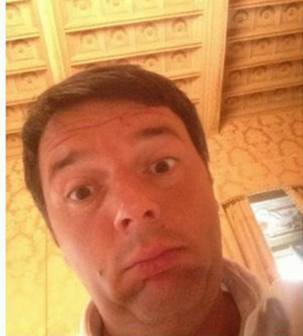Il selfie di Matteo Renzi su Twitter: scoppia la polemica, lui lo rimuove