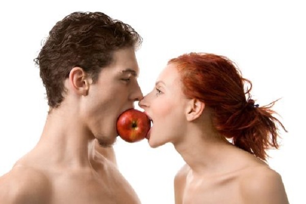 coppia con mela
