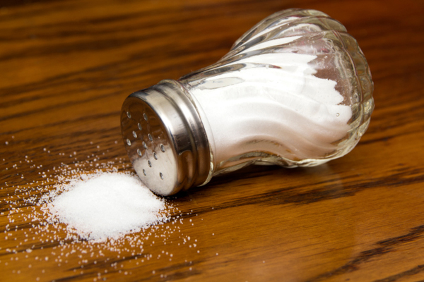 Come utilizzare il sale per le pulizie della cucina