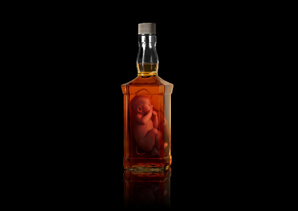 Feti nelle bottiglie, la campagna contro l'uso di alcool in gravidanza