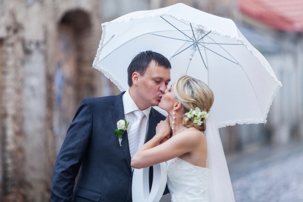 Matrimonio con la pioggia? Mini guida per salvare il vestito e la festa