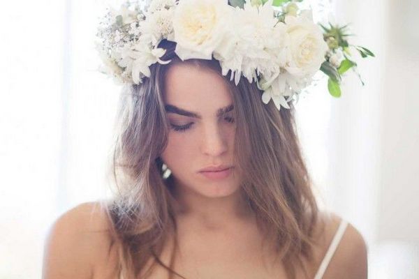 Acconciature da sposa con coroncina di fiori 