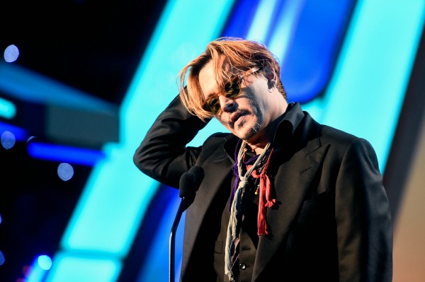 Johnny Depp barcolla agli Hollywood Awards: il video