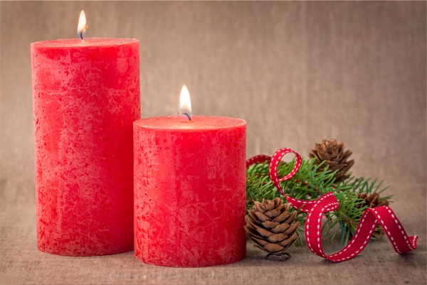 Decorazioni di Natale con bacche, pigne e candele