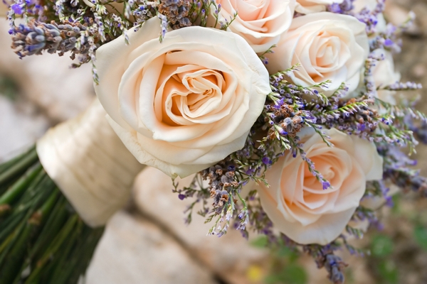 Bouquet da sposa con lavanda e fiori di campo