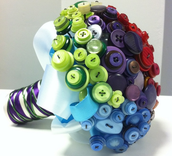 Bouquet da sposa con bottoni e perline: una scelta eco-chic!