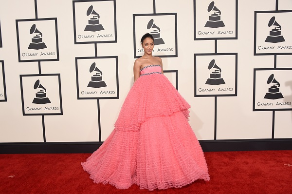 Rihanna, da principessa a uomo ai Grammy 2015