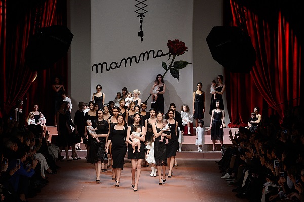 Milano Moda Donna, Dolce & Gabbana celebrano la mamma