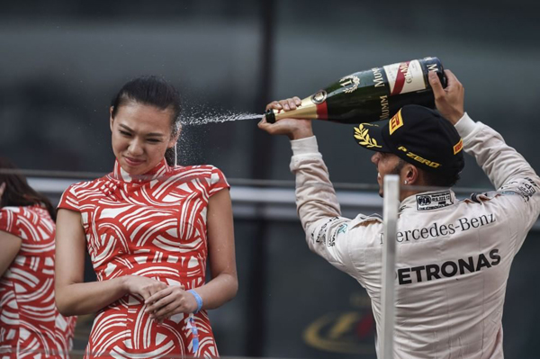 Lewis Hamilton e lo champagne sessista