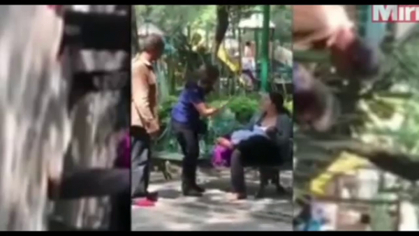 Mamma allatta in pubblico ed è attaccata violentemente da una coppia - video