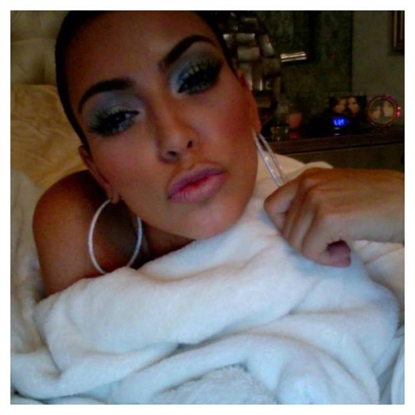 Kim Kardashian, selfie hot in camera da letto