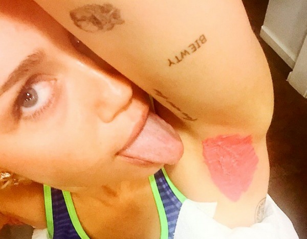 Miley Cyrus e le ascelle rosa su Instagram: foto