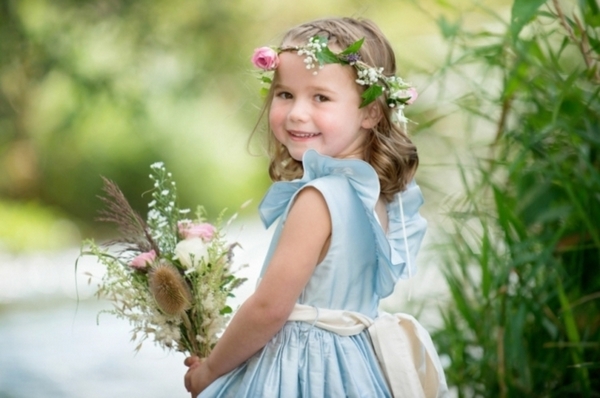 Coroncina di fiori per damigella: l'accessorio perfetto per i capelli delle bimbe