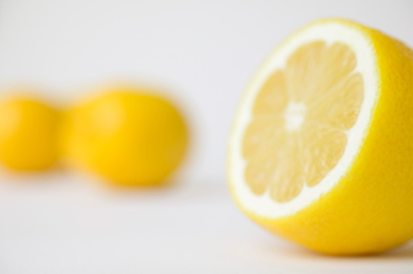 Come pulire il forno a microonde con il limone?