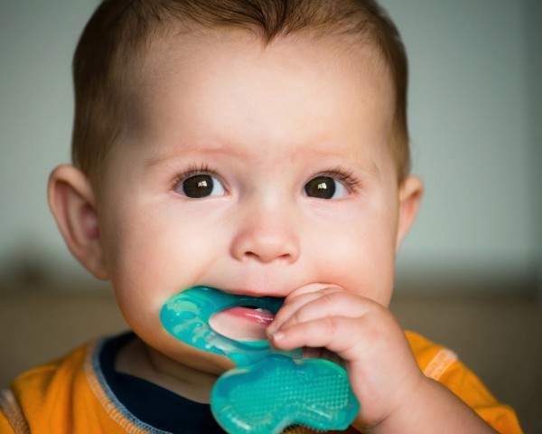 3 cose da sapere sui denti dei bambini e sul fatto che mordono