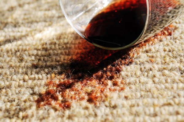 Come eliminare le macchie di caffé dai tappeti