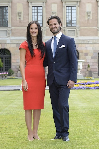 Swedish Prince Carl Philip (R) poses with former model Sofia Hellqvist in the garden of the Stockholm Palace, on June 27, 2014 during a press statement to announce their engagement. The couple will get married in the summer of 2015, but the specific date is still to be decided, according to a statement published on the Royal Court's website.   AFP PHOTO / TT NEWS AGENCY / JONAS EKSTROMER +++ SWEDEN OUT - RESTRICTED TO EDITORIAL USE        (Photo credit should read JONAS EKSTROMER/AFP/Getty Images)