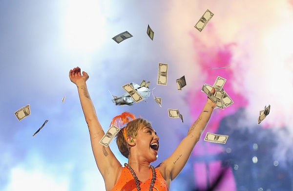 Miley Cyrus presenta gli MTV VMA 2015, il suo stile in una gallery