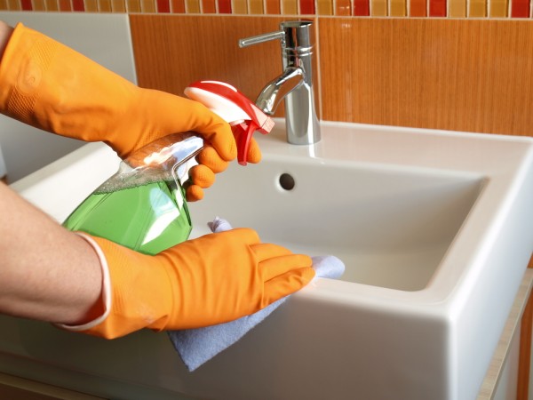 Come pulire il bagno in fretta e senza inquinare