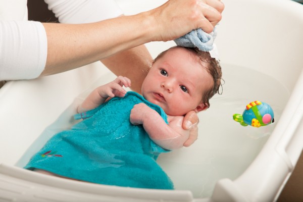 Quante volte occorre fare il bagnetto al neonato?