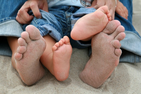 Camminare scalzi d'estate, benefici per mamme e bambini
