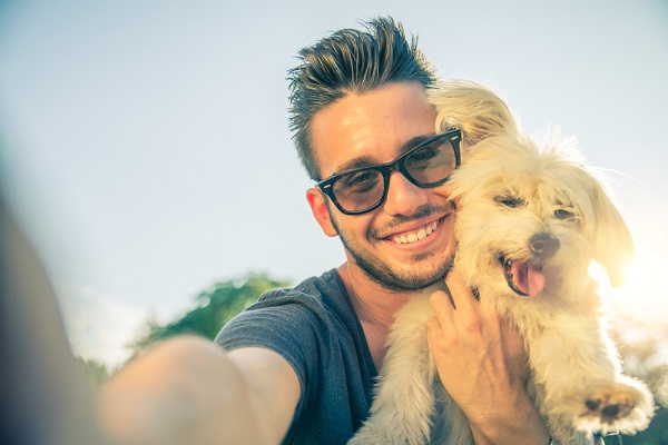 10 motivi per uscire con un uomo che ha un cane
