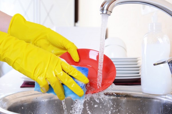 10 consigli per lavare i piatti nel modo migliore