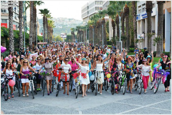 2000 donne in bicicletta a izmir