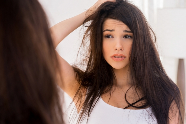 Capelli, perché cadono in autunno?