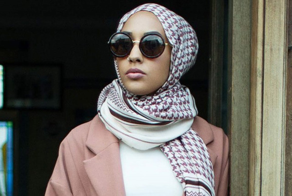 Una modella con l’hijab posa per H&M