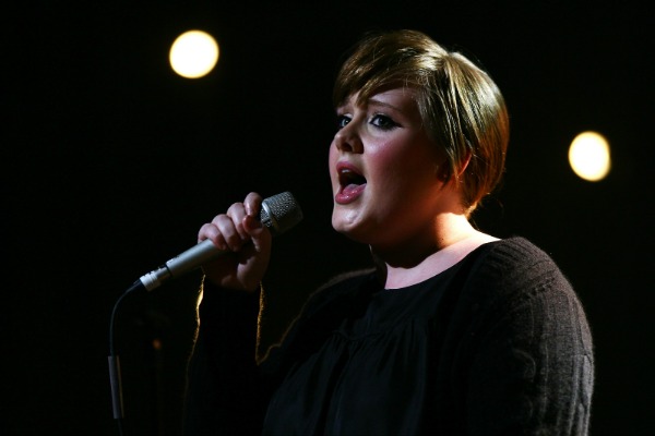Adele, com'è cambiato il suo look dal 2008 a oggi: FOTO