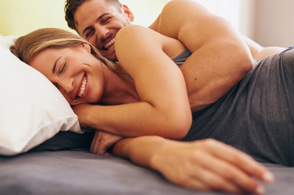 coppia sorridente a letto