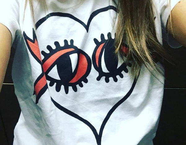 Victoria Beckham conquista la rete con la sua t-shirt contro l’Aids