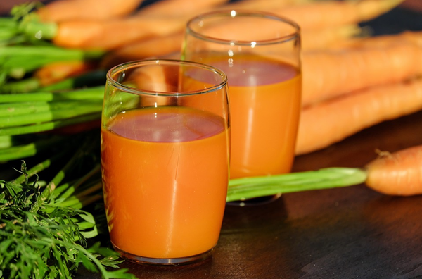 Succo di carote, genuino e gustoso