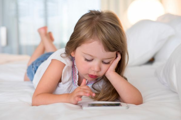 Smartphone, no ai bambini sotto i 10 anni