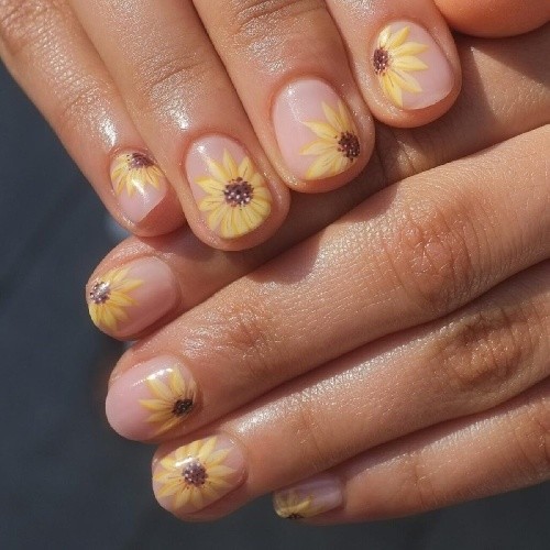 Unghie corte, come valorizzarle con le nail art di tendenza estate 2022